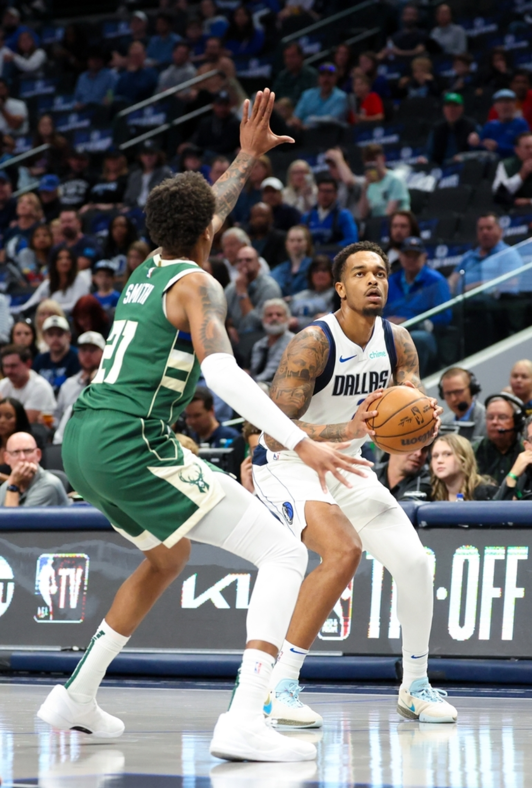  总决赛决赛对决在即！达拉斯独行侠演练定位球，密尔沃基雄鹿密集防守应对